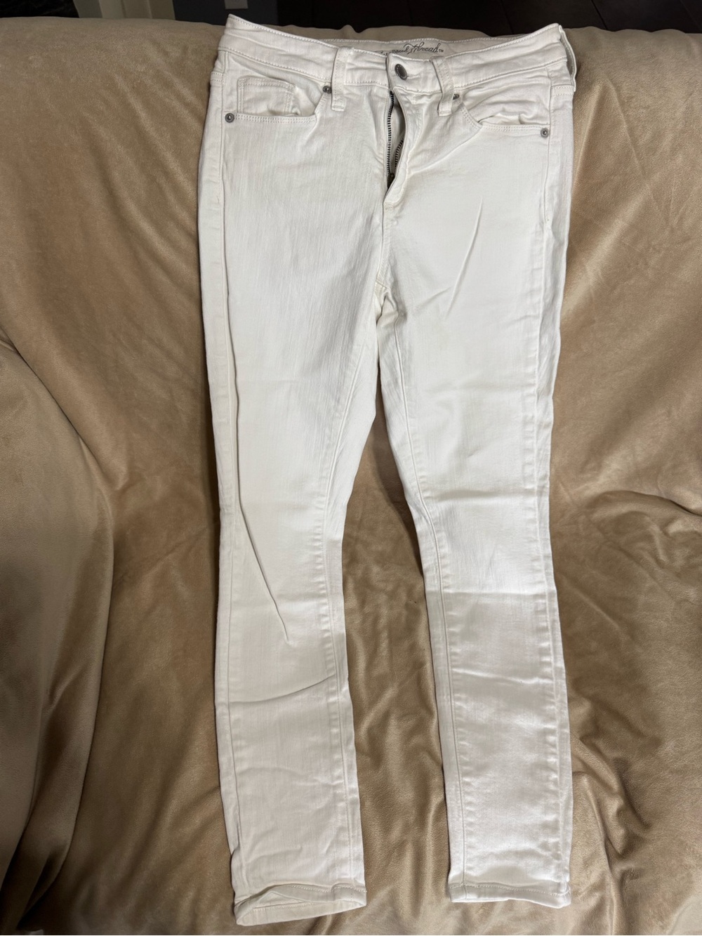 Universal Thread White Skinny Jeans - Sleek Stretch Denim
